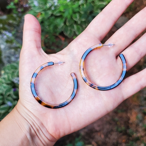 NWOT 43mm Tortoise Shell Acrylic Hoop Earr… - Picture 7 of 8